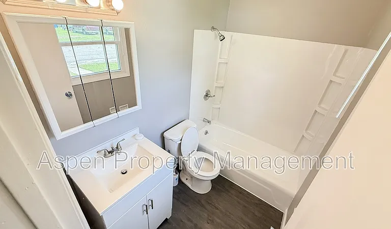 314 S Woodlawn Ave — Photo 8
