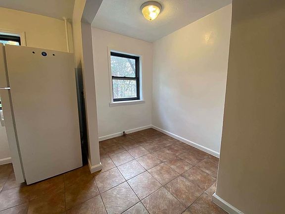4th image of 20-14 Crescent St #2C