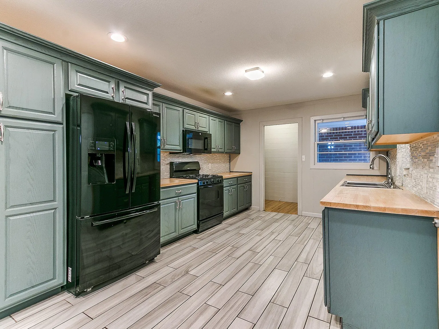 1707 S Ash Pl — Photo 2