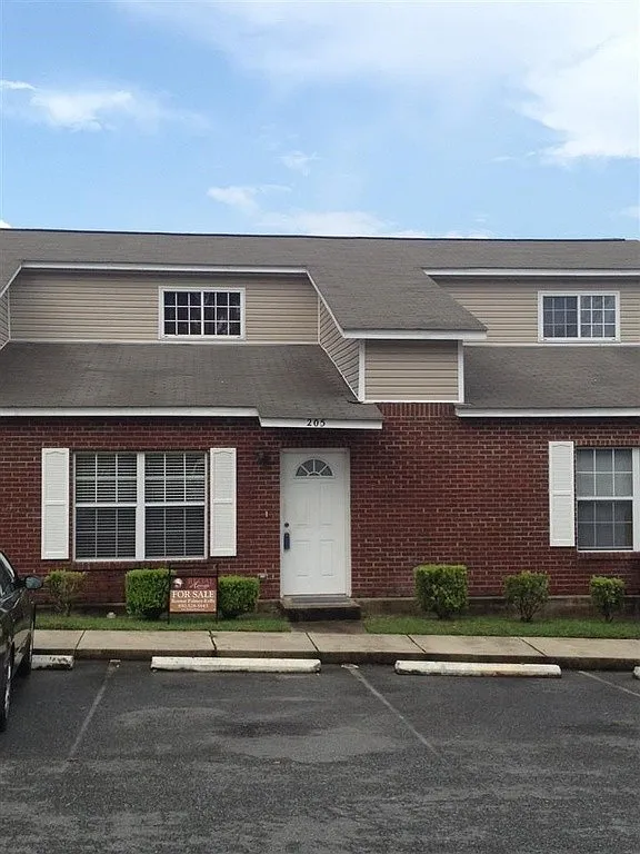 Spacious 3 Bedroom, 3 bath Townhouse! — Photo 2