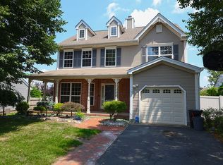 17 Providence Blvd, Kendall Park, NJ 08824