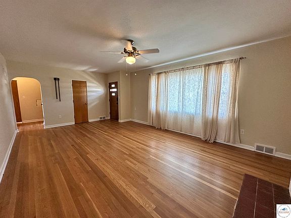 5th image of 611 W Jackson St