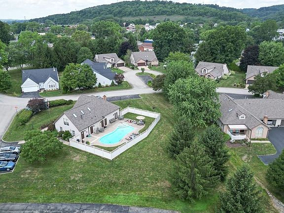 5th image of 128 Cambridge Ct