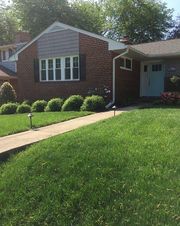nice level yard with night walk lamps