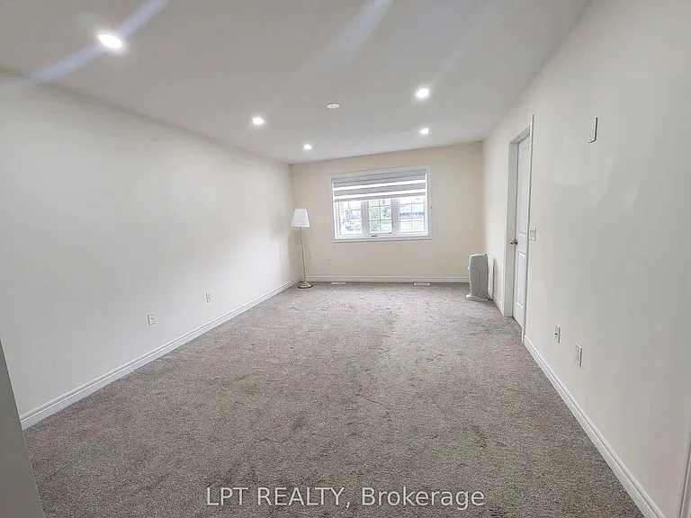 22 Dufay Rd — Photo 8