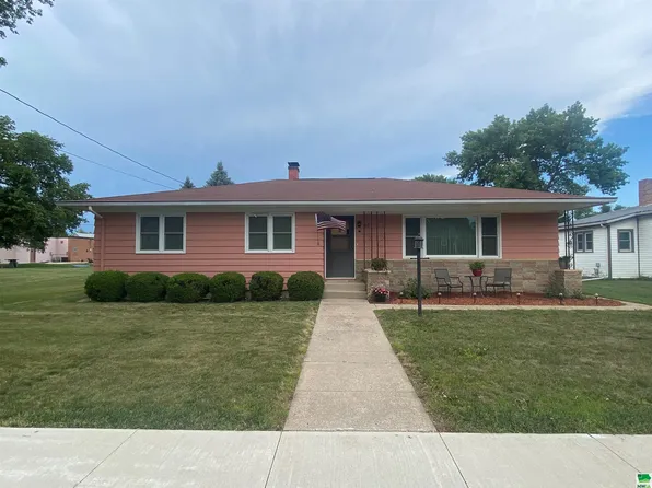 517 6th St, Correctionville, IA 51016