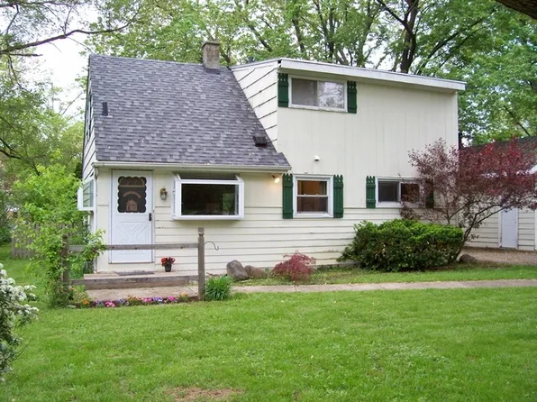 27882 N Converse Rd, Island Lake, IL 60042