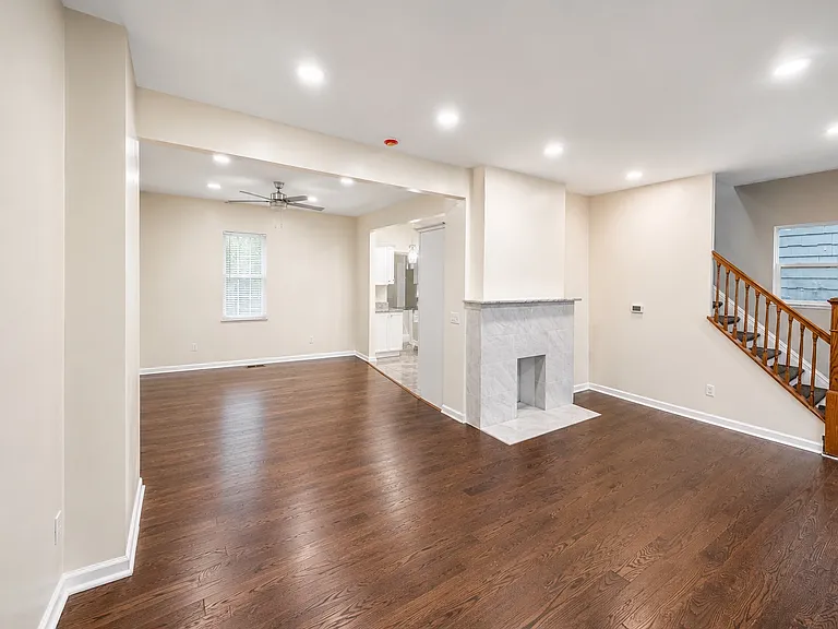 93 N Oakley Ave — Photo 8