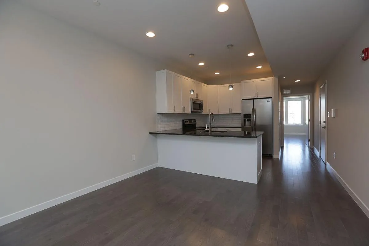 2 bed, 1000 sqft, $1,600 — Photo 4