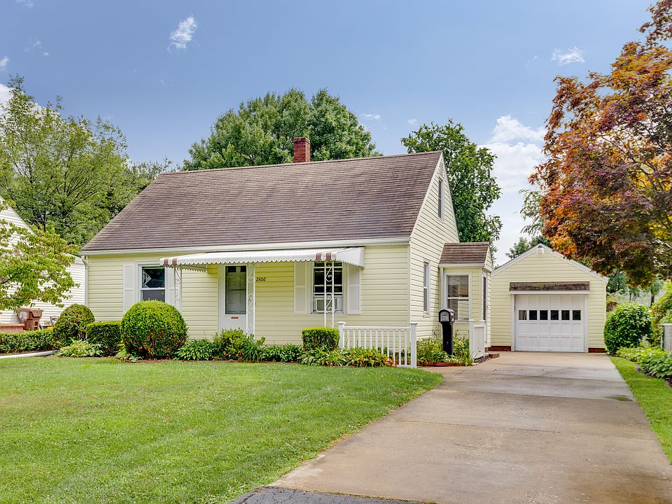 Cape Cod w/2 car garage