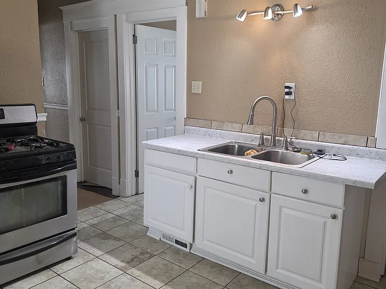 3400 N Vel R Phillips Ave — Photo 15