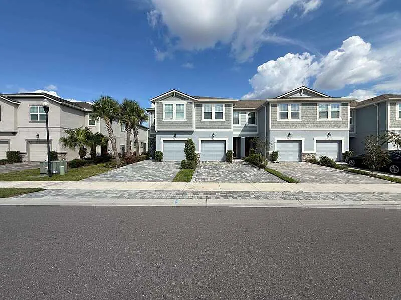 3 bed, 2.5 bath, 1661 sqft, $2,345 — Photo 3