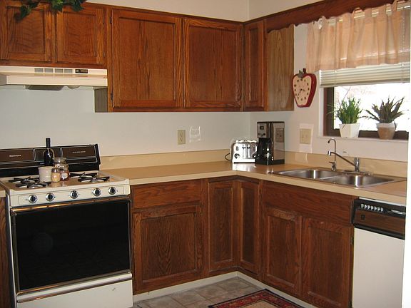 Kitchen-Refrigerator,Range & Dishwasher stay