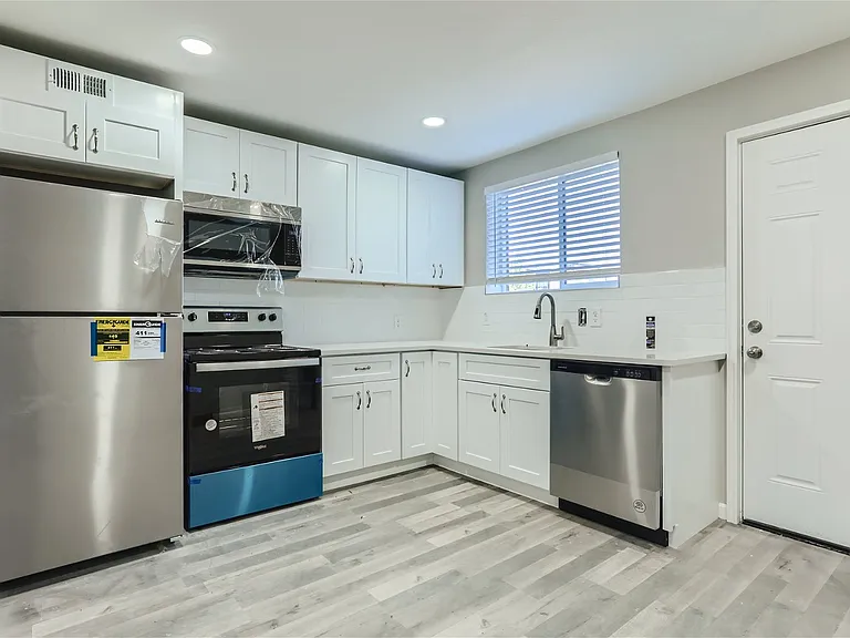2545 Kenton St #B — Photo 11