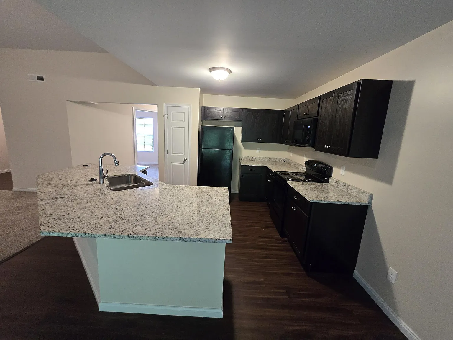 3 bed, 1500 sqft, $2,200 — Photo 4