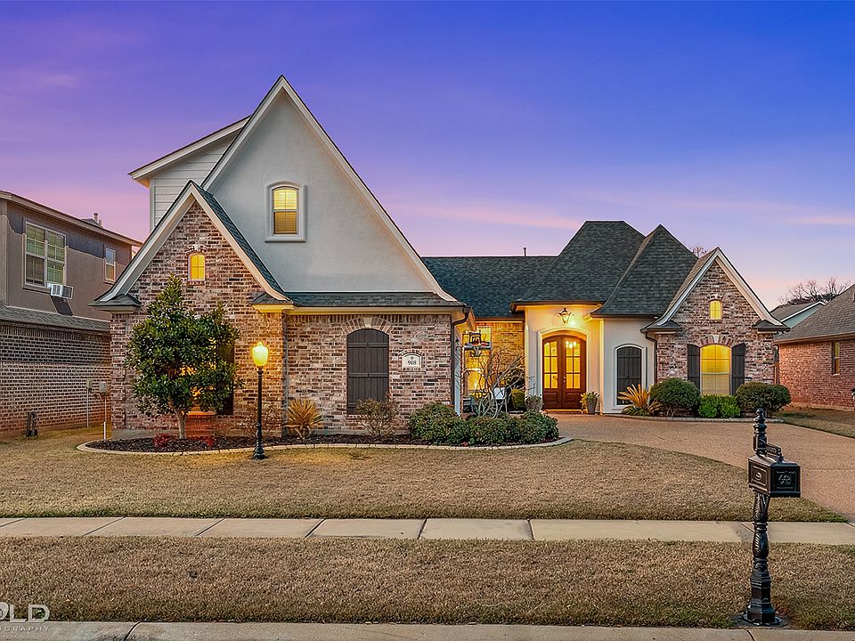1st image of 918 Royal Cir