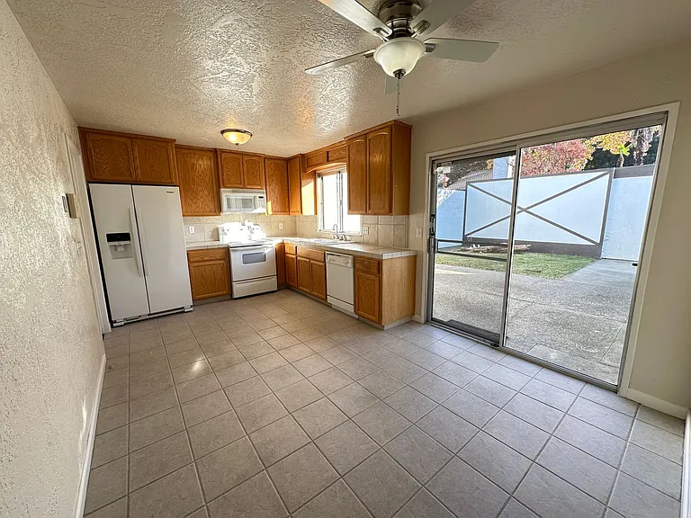 312 N Riverside Dr — Photo 7