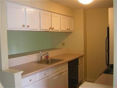 3rd image of 1200 Pinecrest Pl #4-B
