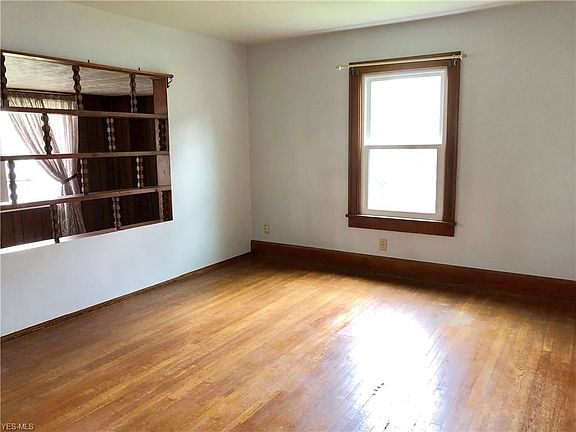 3rd image of 373 College St