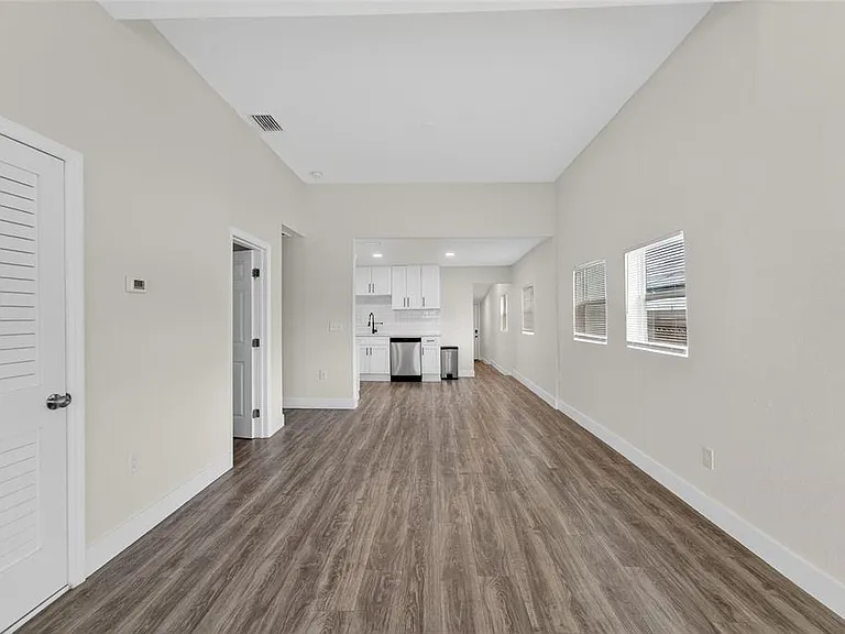 2525 W Beach St — Photo 4