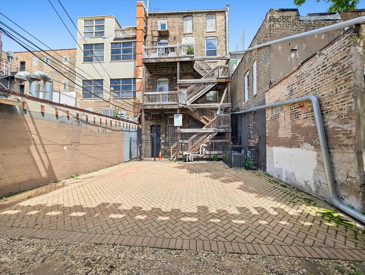 3 bed, 1.0 bath, $3,500 — Photo 2