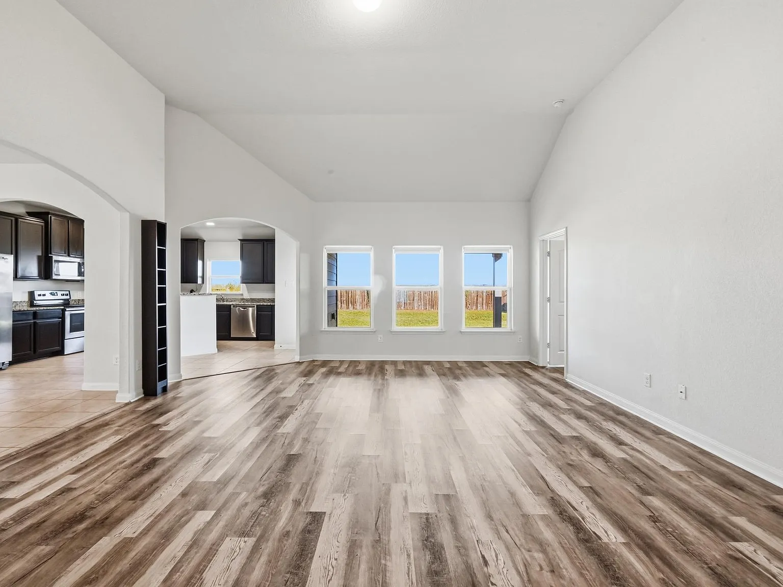 3 bed, 2.0 bath, 1858 sqft, $1,995 — Photo 3