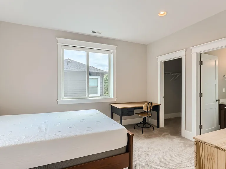 10513 NE 25th St — Photo 14