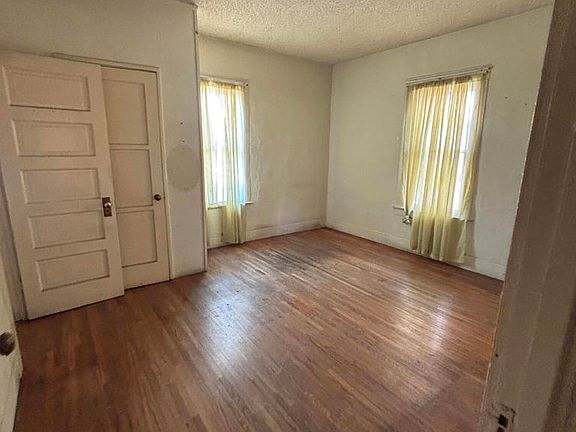 5th image of 1008 E Windsor Rd