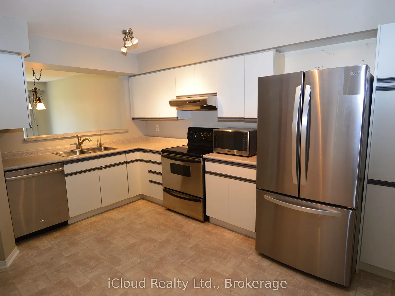 3 bed, $2,400 — Photo 4