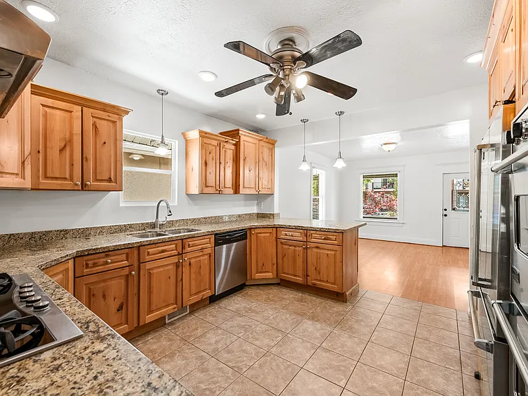 609 E Wilmington Ave — Photo 9