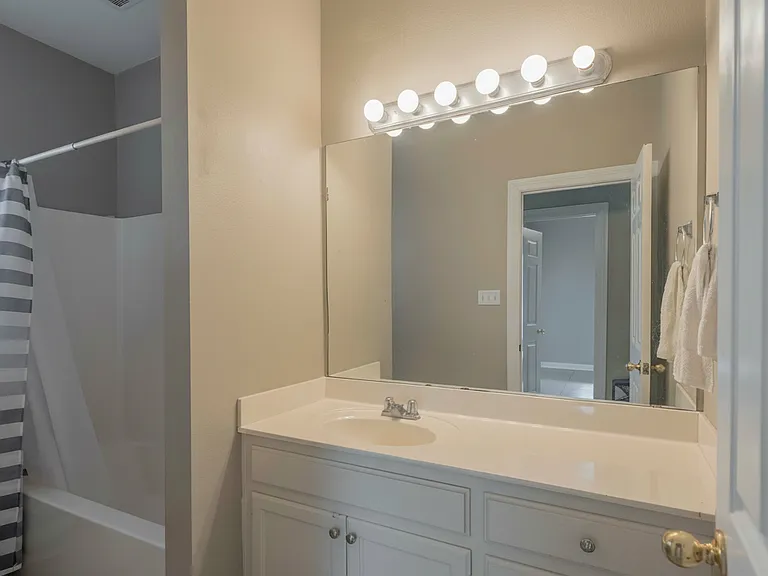 5684 Ducros Dr — Photo 17