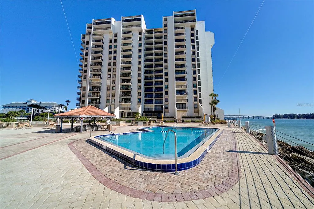 2 bed, 2.0 bath, 1264 sqft, $5,000 — Photo 3