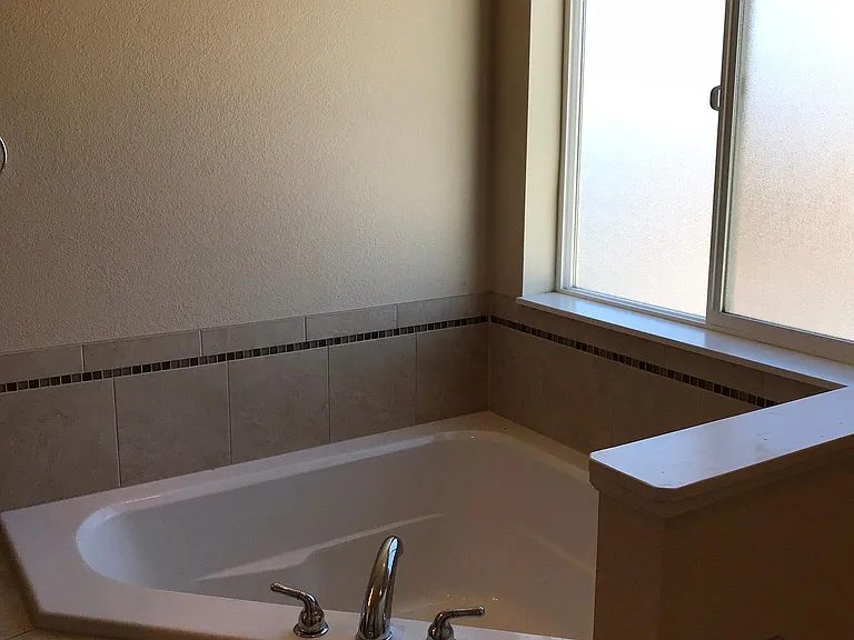1110 Crescent Dr — Photo 3