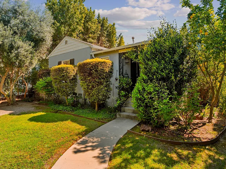 4242 Van Nuys Blvd — Photo 2