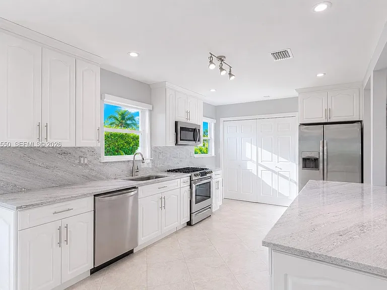 6255 SW 62nd Ct — Photo 11