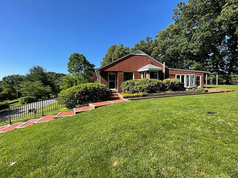 8250 Fox Ridge Rd — Photo 2