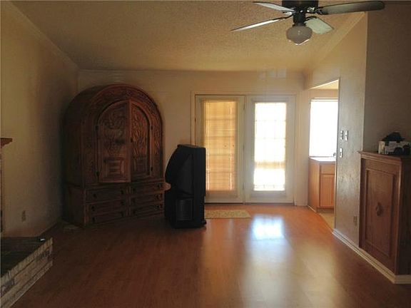 4th image of 2106 Village Crest Dr