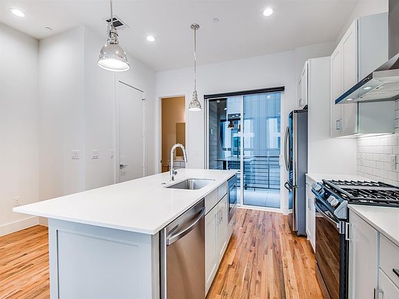 5th image of 4426 Cabell Dr #1204