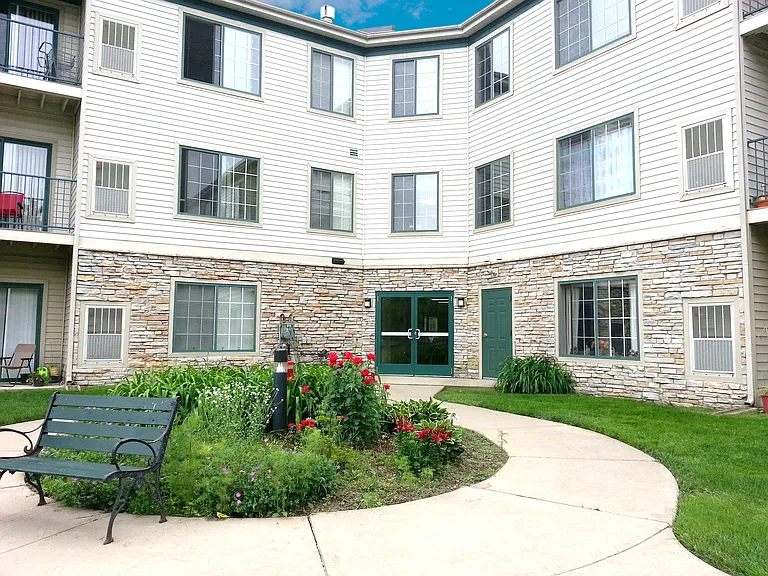 Meridian Stratford Place Senior 55+ Apartments — Photo 5