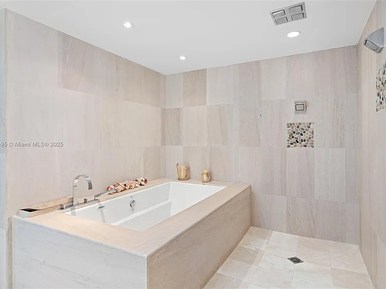5875 Collins Ave #1902 — Photo 32