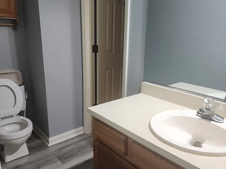 919 Belmont Dr — Photo 3