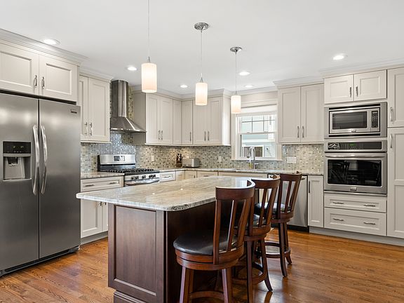 3rd image of 128 Charlotte Dr