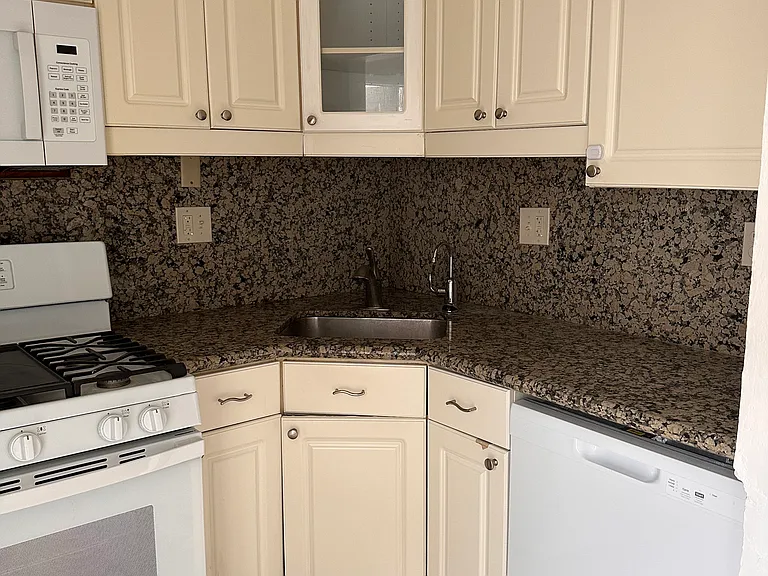 Granite countertops microvawe and dishwasher