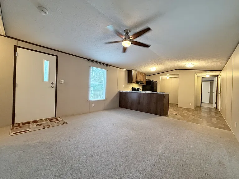 321 City Lake Dr — Photo 2