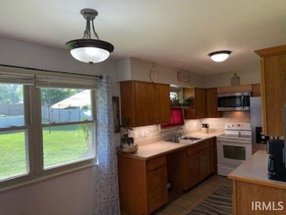 4th image of 4409 Clover Dr