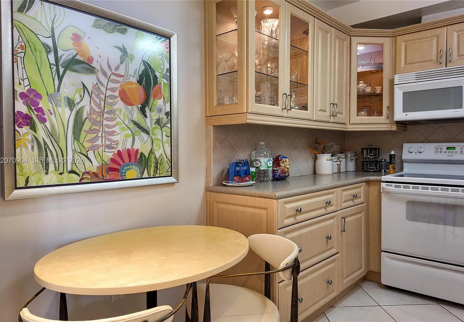 Hemispheres Condo — Photo 4