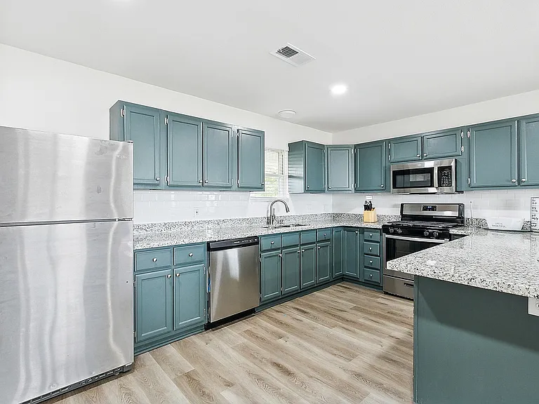104 Carr Dr — Photo 4