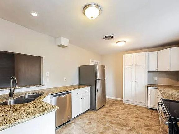5th image of 6614 Carrie Ln