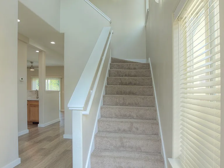 137 SW Cascade Mountain Ct — Photo 2
