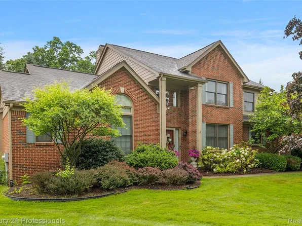 8117 Remington Ct, Clarkston, MI 48348